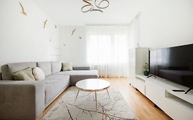 Modern Two-Bedroom Apartment With Free Parking